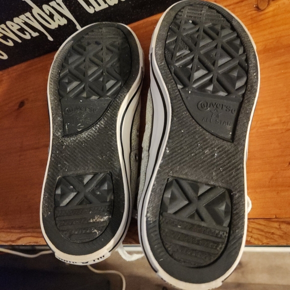 Women's Converse size 8 sneaker - Picture 4 of 6